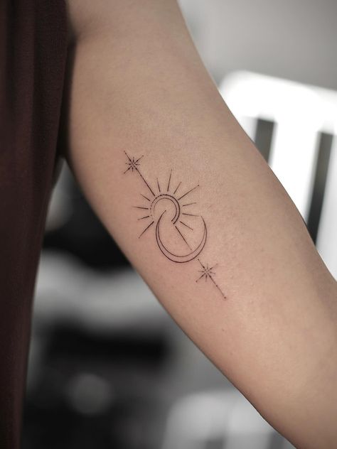 25 Sun and Moon Tattoo Ideas with Meaning for Female Pretty Tattoo Ideas, Tattoo Ideas With Meaning, Sun And Moon Tattoo Designs, Tattoo Sonne, Sun And Moon Tattoo Ideas, Inspo Tattoo, Moon Tattoo Ideas, Empowering Tattoos, Pretty Tattoo