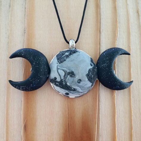 triple moon phases polymer clay necklace 🌒🌕🌘 Hekate Moon, Polymer Clay Moon, Moon Clay, Clay Moon, Witch Crafts, Clay Jewellery, Triple Moon, Polymer Clay Necklace, Clay Necklace