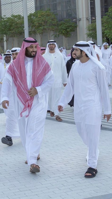 Dubai People, Mohamed Bin Salman, Saudi Men, Arab Men Fashion, Arab Dress, Bin Salman, Arabic Clothing, Royal Family Pictures, Masha Allah