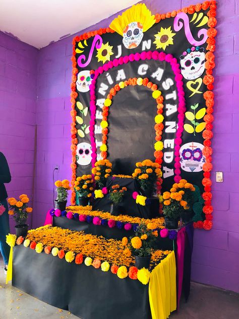 Small Day Of The Dead Altar, Dia De Los Muertos Crafts Ideas, Mexico Crafts, Dia De Los Muertos Decorations Ideas, Cardboard Display Stand, Recycled Decor, Den Mrtvých, Mexican Culture Art, Día De Muertos