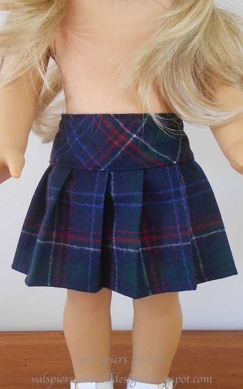 Free doll clothes pattern tutorial for a pleated skirt. Fits American girl doll. American Girl Clothes Patterns, Doll Clothes Tutorial, Skirt Pattern Free, Куклы American Girl, Girls Clothes Patterns, American Girl Patterns, Doll Clothes Pattern, Doll Clothes Patterns Free, American Girl Doll Patterns