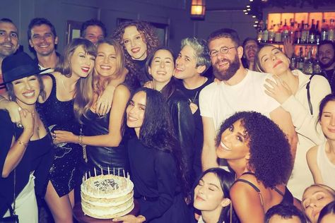 Style Taylor Swift, Birthday 2023, Beautiful Birthday Wishes, Taylor Swift Birthday, Blonde Cat, Taylor Swift Funny, Zoe Kravitz, Taylor Swift Videos, Taylor Swift Hair