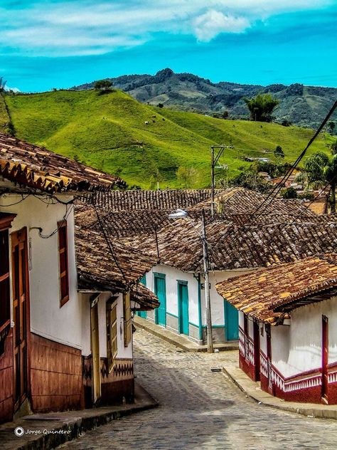 Los 10 Pueblos más Bonitos de Antioquia según la Comunidad LFMHA (Las Fotografías Más Hermosas de Antioquia) Brazil Cities, American Village, America City, Porch Flowers, Art Village, Outdoor Living Design, Spanish Colonial, Adventure Camping, Beautiful Places Nature