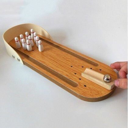 Bowling Toys, Woodworking Organization, Mini Bowling, Wooden Board Games, Wood Games, Woodworking Patterns, Woodworking For Kids, Wooden Games, Diy Holz