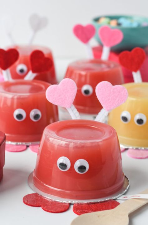 Applesauce Valentines, Kids Valentine Party, Valentines Diy Kids, Saint Valentin Diy, Valentines Snacks, Healthy Valentines, Easy Valentine Crafts, Valentine Gifts For Kids, Valentine's Day Crafts For Kids