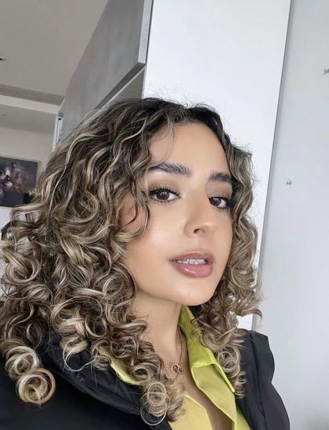 Ash Brown Hair With Highlights, Curly Balayage Hair, Blonde Highlights Curly Hair, Diy Hair Wig, Stylish Hair Colors, Baylage Hair, Dark Curly Hair, Dyed Curly Hair, Highlights Curly Hair