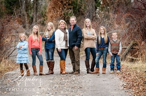 Big Family Photo Shoot Ideas, Adult Family Photos, Large Family Photography, Large Family Poses, Family Photo Colors, Big Family Photos, Large Family Photos, Big Families, Family Portrait Poses