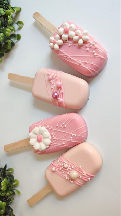 Cacksickles Ideas, Pink And Purple Cakesicles, Minnie Cakesicles, Cakesicle Decoration Ideas, Daisy Cakesicles, Barbie Cakecicles, Cake Cycle Pops, Barbie Cakesicles, Flower Cakesicles