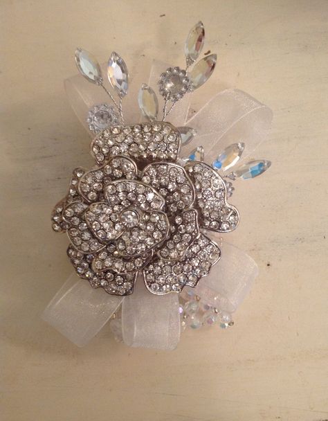 custom Brooch Corsage love this idea for Mothers, even a different bouttoniere Prom Corsage, Brooch Corsage, Bridal Brooch Bouquet, Corsage And Boutonniere, Corsage Prom, Flower Company, Prom Flowers, Flower Corsage, Brooch Bouquet