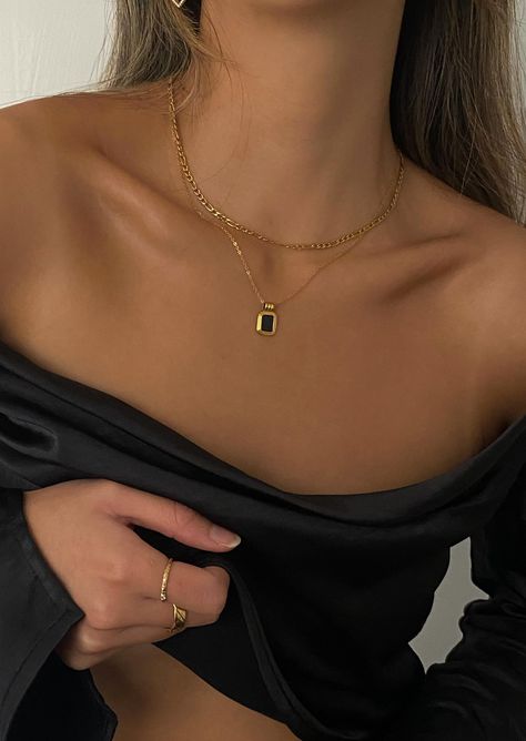 Anke Chain Necklace - Black Onyx Cute Layering Necklaces, Necklace Stack Dainty, Classy Jewelry Necklaces, Gold Custom Necklace, Stacking Gold Necklaces, Gold Black Jewelry, Cool Jewelry Necklaces, Layered Gold Necklaces Aesthetic, Black Dress Gold Jewelry