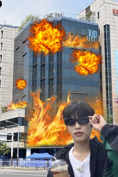 Seungmin burning jyp building Skz Dorm, Chaotic Christmas, In Skz, I Love You Puppy, Silly Kids, 17 Kpop, 웃긴 사진, Skz In Cute, Savage Kids