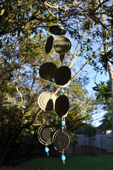 Chimes in Callie's backyard. If she opens her bedroom window, she can listen to them clang against each other. Sometimes, this helps her stash away the day and fall asleep. Carillons Diy, Recycled Decor, Recycled Tin Cans, Tin Can Art, Mod Podge Crafts, Recycled Tin, Can Lids, Theme Nature, Tin Can Crafts