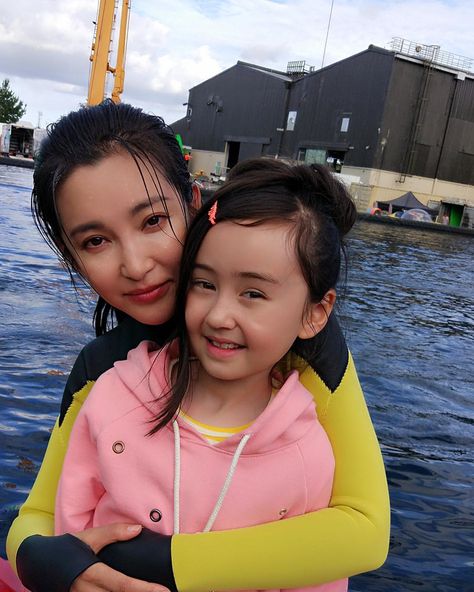 Loving Mum @libingbing with beloved daughter #meiying on site of Kumeu studio, biggest water tank behind for all those special fight… Li Bingbing The Meg, Meg Shark, Meg Movie, Silly Sharks, Jason Statham Movies, Li Bingbing, The Meg, Shark Pictures, Scuba Girl