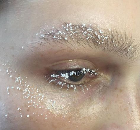 11 beauty couture looks from the runway: Let it snow Snow Makeup, Ice Makeup, Ulyana Sergeenko, Snow Fairy, Couture Looks, Fashion Runway, Make Me Up, Ice Queen, Snow Queen