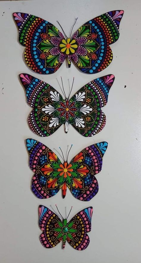 Dot Painted Butterflies, Dotted Butterfly Art, Butterfly Dotting Art, Dot Art Butterflies, Mandala Art Butterfly Design, Butterfly Dot Painting, Dot Art Butterfly, Dotted Butterfly, Butterfly Mandala Art