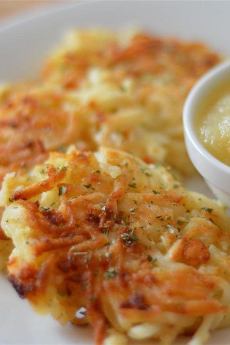 Crispy Potato Pancakes, Potato Latke Recipe, Potato Latkes, Shredded Potatoes, Potato Recipes Side Dishes, Potato Sides, Potato Cakes, Potato Pancakes, Potato Side Dishes