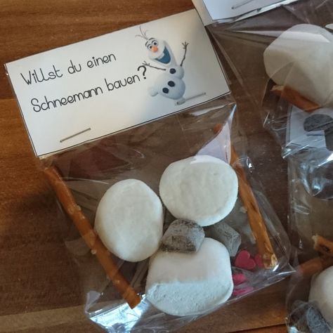 [DIY] Adventskalender-Special: Willst du einen Schneemann bauen? Marshmallow-Tütchen / Do you want to build a snowman? Marshmallow-Kit Xmas Cards Diy, Gag Gifts Christmas, Christmas Date, Advent Calenders, Diy Presents, Build A Snowman, Miniature Crafts, Winter Diy, Homemade Crafts