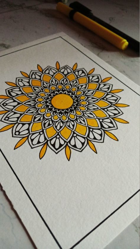 Realistic Flower Drawing, Yellow Mandala, Mandala Book, Easy Mandala Drawing, Mandela Art, Mandala Art Therapy, Geometric Design Art, Simple Mandala, Mandala Design Pattern