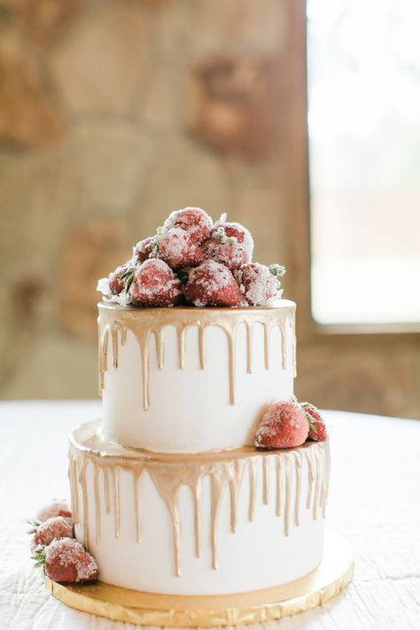 Strawberry Grooms Cake Ideas, Wedding Cake Without Fondant, Strawberry Grooms Cake, Cake Chocolate Drip, Photografy Ideas, Chocolate Grooms Cake, Chocolate Dripping, Strawberry Wedding Cakes, Chocolate Covered Strawberry Cake