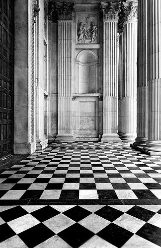 Chess ? Cheapside, Londres | par Philipp Klinger Photography Farmhouse Shower, Modern Flooring, Plywood Flooring, Stenciled Floor, Slate Flooring, Cement Floor, White Floors, Modern Hotel, Design Hotel