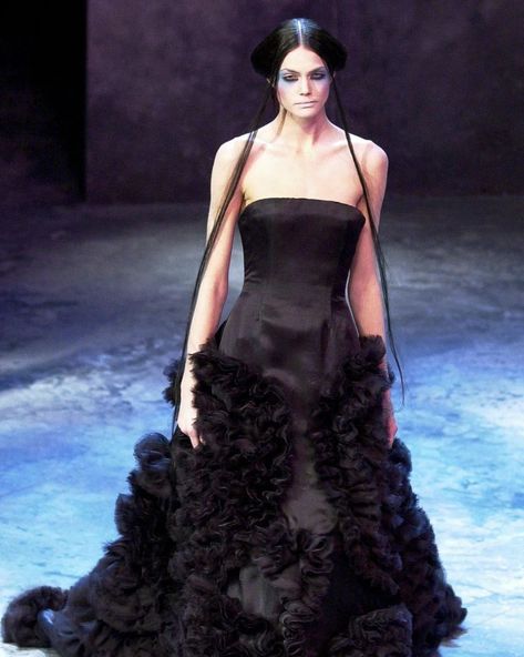 givenchy spring/summer 2000 couture by alexander mcqueen Alexander Mcqueen Runway 90s, Givenchy Mcqueen, Alex Mcqueen, Mcqueen Givenchy, Alexander Mcqueen Runway, Famous Dress, Mc Queen, London Look, Masquerade Ball