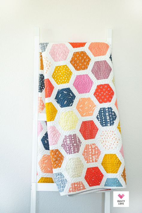 Quilt As You Go Hexagon Quilts, Framed Hexagon Quilt, Large Hexagon Quilt Pattern, Quilt Patterns Hexagon, Large Hexagon Quilt, Honeycomb Quilt Pattern, Modern Hexie Quilts, Two Step Quilt Pattern Free, Intermediate Quilt Patterns