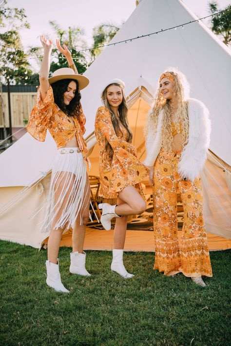 Festival squad goals Retro Bachelorette Outfits, Groovy Outfit Ideas, Coachella Theme Party Outfit Ideas, 70s Theme Bachelorette Party Outfit, Boho Themed Party Outfit, 70s Themed Outfit, 70s Groovy Outfits, 70s Theme Party Outfit For Women, Groovy Outfits Party