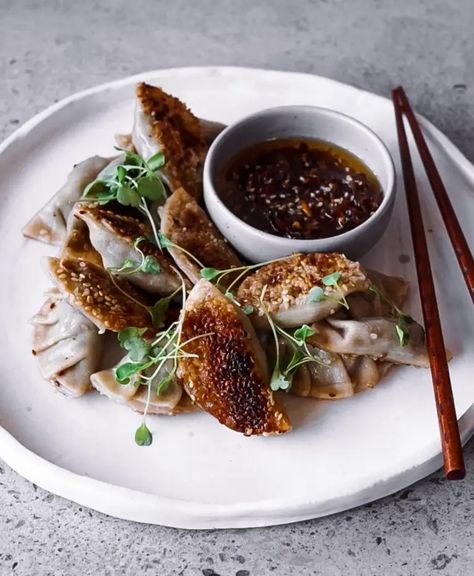 Crispy, crunchy, salty and accidentally vegan, these spinach and mushroom potstickers are simply heavenly. Mushroom Potstickers, Accidentally Vegan, Spinach And Mushroom, Button Mushroom, Dumpling Wrappers, Pot Stickers, Spinach Stuffed Mushrooms, Sesame Seeds, Dumplings