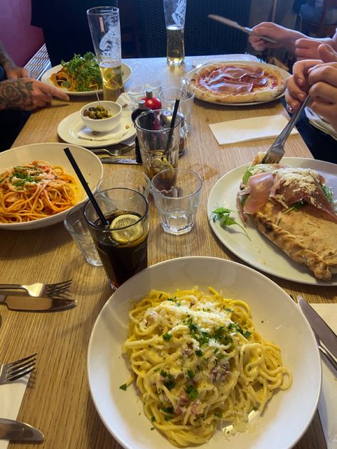 italian food 🍾 Pizza Carbonara, Carbonara Spaghetti, Restaurant Pasta, Pasta Restaurant, Restaurant Italian, Pasta Carbonara, Carbonara Pasta, Food Pizza, Spaghetti Pasta