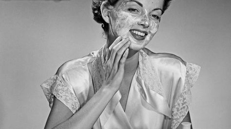 Grandma loved Ponds Cleansing Cream for removing makeup and so much more. Take a spin down memory lane for all the ways Grandma used Ponds—and why we Ponds Cream, Cucumber Beauty, Flat Tummy Tips, Ponds Cold Cream, Skin Care Business, Removing Makeup, Budget Beauty, Dry Skin Patches, Cold Cream