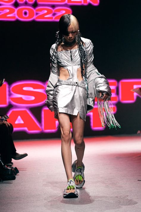 Windowsen Spring 2022 – WWD Cyberpunk Clothes, Fan Bingbing, Cyberpunk Fashion, Futuristic Fashion, Only Fashion, Cool Girl, Fashion Show, Fashion Looks, Style Inspiration