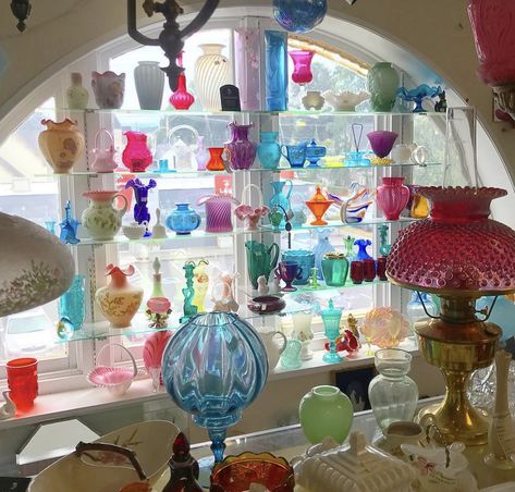 Colored Glass Display Ideas, Colorful Glass Display, Colored Glass Table Setting, Colorful Glassware Table Settings, Colored Glass Decor, Vintage Glass Collection, Colored Glass Collection, Multicolor Glassware, Eclectic Glassware