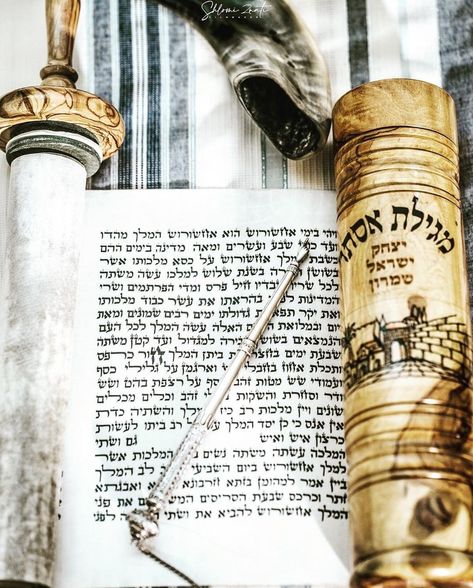 Ancient Jewish Art, Hebrew Aesthetic, Jewish Aesthetic, Jewish Holiday Calendar, Hebrew Poster, Yom Teruah, Hebrew Writing, Torah Scroll, Spiritual Pictures