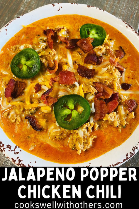 chicken chili topped with cheese and jalapeno slices Best Chili Recipe Ever, Popper Chicken, Jalapeno Popper Chicken, Jalapeno Recipes, Best Chili Recipe, Jalapeno Chicken, Crockpot Chili, Jalapeno Popper, Winter Comfort Food