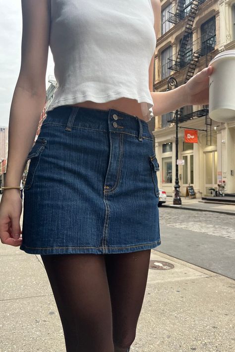 Jean Skirt Outfits, Denim Skirt Outfits, Downtown Outfits, Stylish Skirts, Miniskirt Outfits, Baggy Pants, Mode Inspo, Grunge Style, Denim Mini Skirt