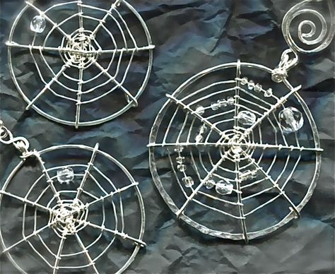 WireWorkers Guild: "SPIDER WEB" PENDANT TUTORIAL free tutorial Diy Spider Web, Diy Spider, Wig Jig, Web Earrings, Wire Spider, Linda Jones, Wire Jewelery, Beaded Spiders, Wire Wrapped Jewelry Diy