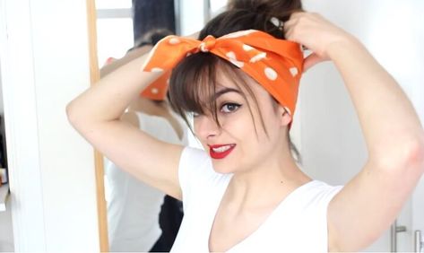 Scarf Tying Hair, Bandana On Head, Styling Bangs Tutorial, Headscarf Tutorial, How To Fold Scarf, Hair Scarf Tutorial, How To Tie Bandana, Elegant Scarf, Head Scarf Tying