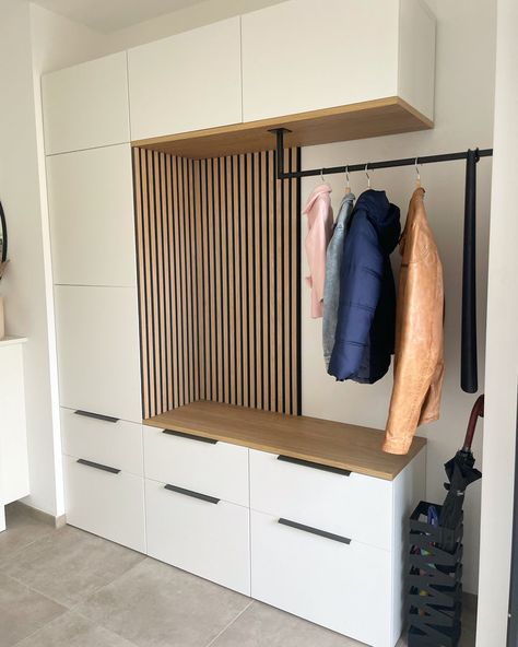 Garderobeløsning Gang, Furniture Overlays, Ikea Entryway, Mudroom Remodel, Ikea Inspiration, Diy Mudroom Bench, Home Hall Design, Home Design Diy, Ikea Besta