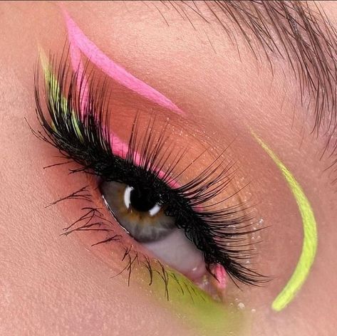 Suva Eyeliner Looks, Colorful Graphic Liner, Eyeliner Makeup Looks, Color Eyeliner Makeup, Neon Eyeliner, Make Up Color, Improve Your Appearance, Evening Eye Makeup, Beauty And Cosmetics