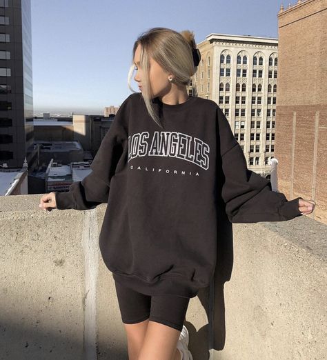 Cere Campbell, City Pics, Aesthetic Hoodies, Aesthetic Clothing Stores, Looks Country, Pics Inspo, Aesthetic Hoodie, Oversized Crewneck, Oversize Women