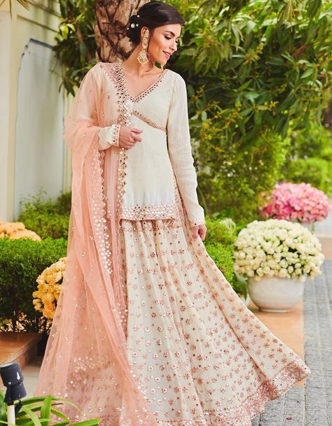 Abhinav Mishra, Lehenga Inspiration, Retro Romance, Long Blouse Designs, Mehndi Dresses, Lehenga Blouse Designs, Fabulous Outfits, The Royals, Lehenga Collection