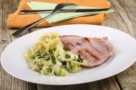 Bacon and cabbage has long been enjoyed by Irish people both in Ireland and abroad - learn how to make it here! Irish Bacon And Cabbage, Bacon And Cabbage, Irish Bacon, Irish Foods, Irish Cooking, Irish Recipes Traditional, Irish Dishes, Irish Cuisine, Spring Roll Recipe