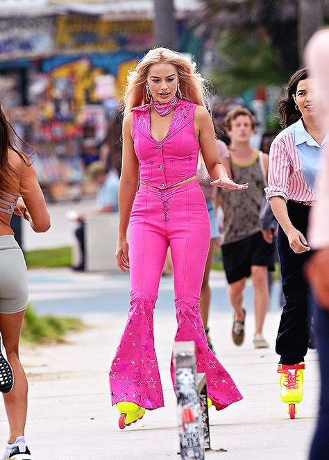 MARGOT ROBBIE filming a scene for ‘Barbie’ (June 27, 2022) Celebrity Magazines, Barbie Outfits, Barbie Life, Barbie Movies, Roller Skates, Margot Robbie, Barbie Girl, Barbie Clothes, Daily Inspiration