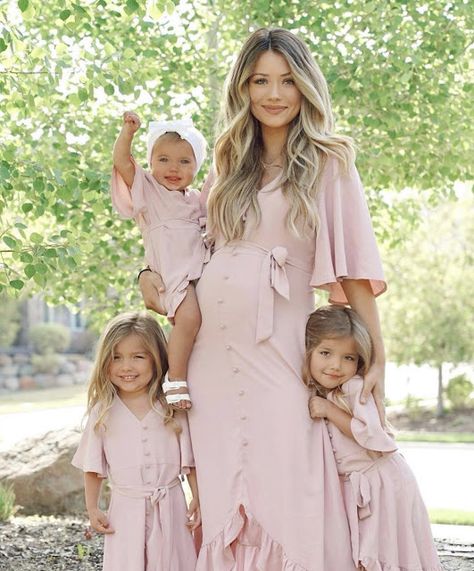 A Wise Woman Builds Her Home: Feminine Favorites for Spring! Iza And Elle, Madison Fisher, Tatum And Oakley, 6 Month Baby Picture Ideas, Summer Family Pictures, Taytum And Oakley, Mommy Daughter Outfits, Summer Family Photos, Mommy And Me Dresses