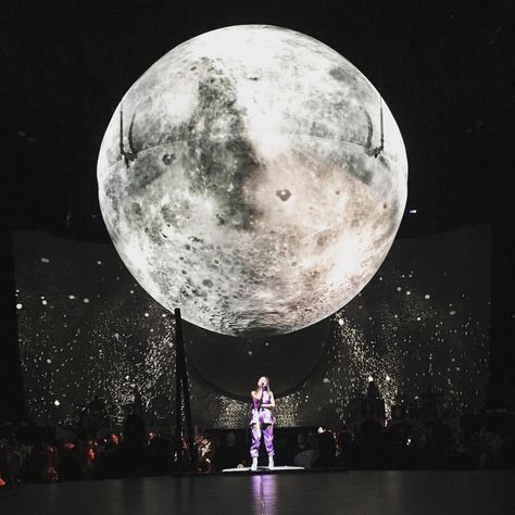 Sweetener World Tour, Ariana Grande Concert, Ariana Grande Sweetener, Ariana Grande Outfits, Ariana Grande Pictures, Moon Pictures, Ariana G, Under The Moon, Love Games