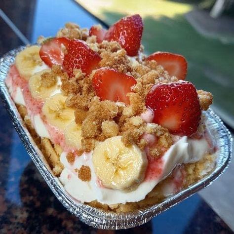 Strawberry Crunch Banana Pudding, Graham Cracker Treats, Classic Banana Pudding, Strawberry Cereal, Banana Crumble, Banana Pudding Ingredients, Cornbread Cake, Banana Pudding Recipe, Strawberry Crunch