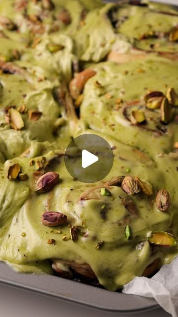 Pistachio Cinnamon Rolls, Pistachio Rolls, Pistachio Frosting, Rolls Rolls, Cinnamon Roll Recipes, Cinnamon Filling, Chocolate Pistachio, Vegan Cinnamon Rolls, Eggless Baking