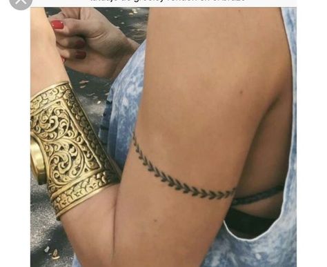 Tattoo Around Upper Arm, Tattoos Pulseras, Arm Cuff Tattoo, Arm Wrap Tattoo, Word Tattoo Ideas, Wrist Bracelet Tattoo, Colour Tattoo For Women, Cute Thigh Tattoos, Cuff Tattoo