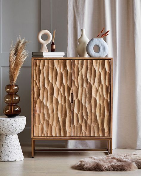 The light is captured perfectly within the organic grooves carved out of mango wood in this @roseandgreyinteriors cabinet. ⠀⠀⠀⠀⠀⠀⠀⠀⠀ When style and function combine to create beautiful works of art such as this, we’re left feeling inspired - and keen to find a way to incorporate it within a future design. Cabinet Oak Wood, Textured Cabinets, Wooden Cabinet Design, Unique Cabinet Doors, Textured Furniture, Unique Wood Furniture, Display Cabinet Modern, Recipe Mango, Rustic Cabinet