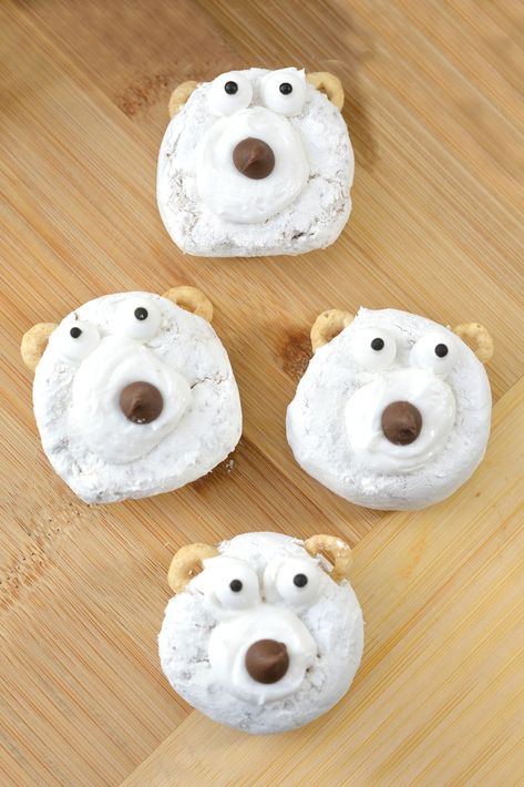 Easy DIY Polar Bear Christmas Donuts - Use store-bought mini powdered donuts to create these cute little animal Christmas treats in just a few quick minutes. They're the perfect winter dessert for kids Christmas party snack ideas! Diy Polar Bear, Snacks Diy, Christmas Party Snacks, Animal Snacks, Winter Snack, Christmas Donuts, Powdered Donuts, Diy Snacks, Polar Bear Christmas